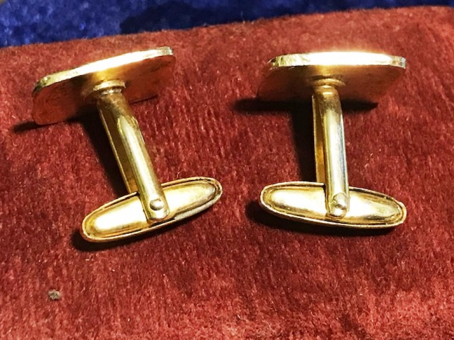 TRT İCİN ÖZEL OLARAK YAPILMIŞ KUTUSUNDA ÜZERİ SICAK MİNELİ ALTIN KAPLAMA MANŞET KOL DÜGMESİ 70 Lİ YILLAR 