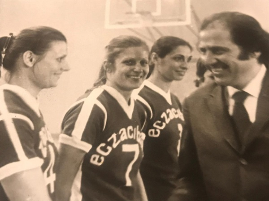 ŞAKİR ECZACIBAŞI KIZ VELEYBOL TAKIMINI TEBRİK  KUTLAMA YAPARKEN ORJİNAL FOTOGRAF