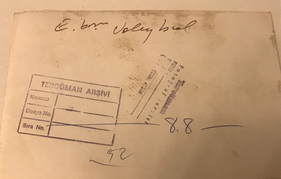 ŞAKİR ECZACIBAŞI KIZ VELEYBOL TAKIMINI TEBRİK  KUTLAMA YAPARKEN ORJİNAL FOTOGRAF