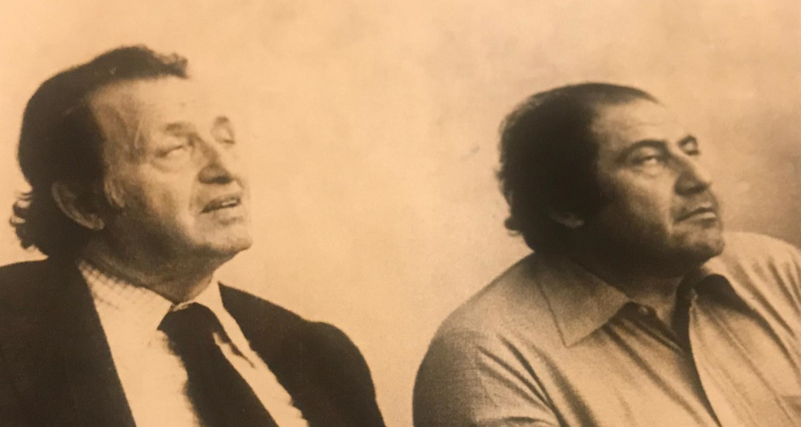 ŞAKİR ECZACIBAŞI KIZ VELEYBOL TAKIMININ MACINI SEYREDERKEN SİYAH BEYAZ ORJİNAL FOTOGRAF 18 X 12