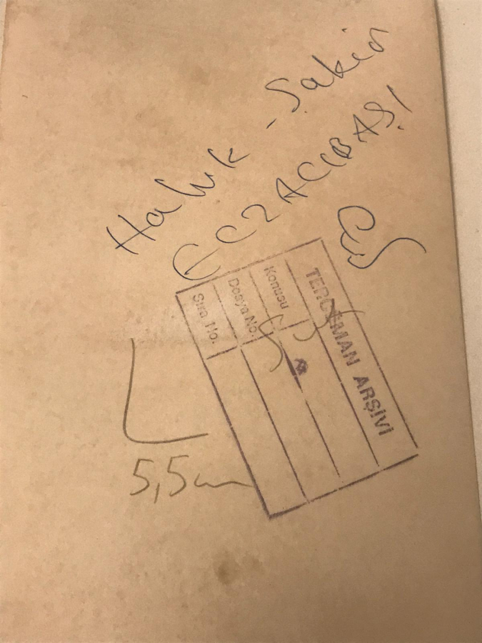 ŞAKİR ECZACIBAŞI KIZ VELEYBOL TAKIMININ MACINI SEYREDERKEN SİYAH BEYAZ ORJİNAL FOTOGRAF 18 X 12