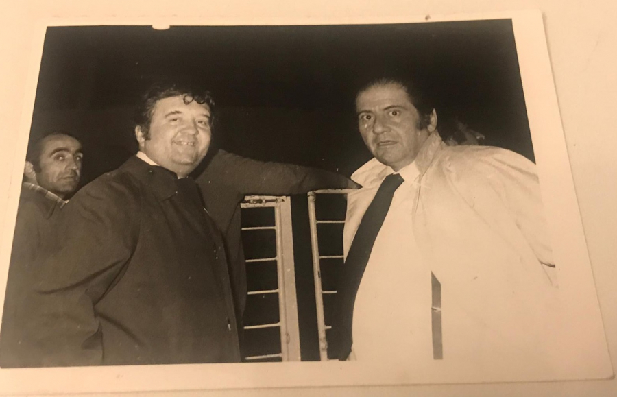  ŞAKİR ECZACIBAŞI KIZ VELEYBOL TAKIMININ MACINININ SAHA KENARINDAN YORUMUNU TARTIŞIRKEN  SİYAH BEYAZ ORJİNAL FOTOGRAF 12 X 9