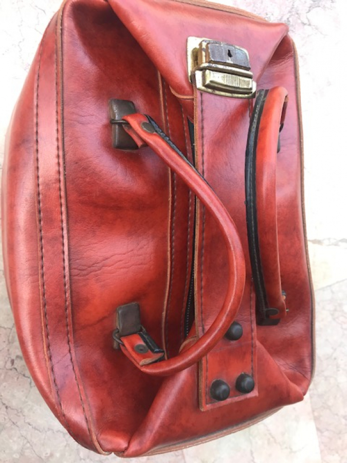 KIRMIZI DERİ FERMUARLI CİFT TAŞIMA KULPLU KİLİTLİ 60 LI YILLAR SAGLAM CANTA 
