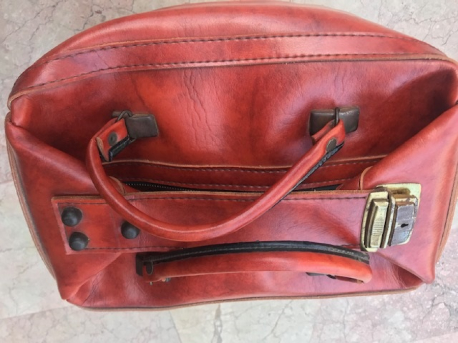 KIRMIZI DERİ FERMUARLI CİFT TAŞIMA KULPLU KİLİTLİ 60 LI YILLAR SAGLAM CANTA 