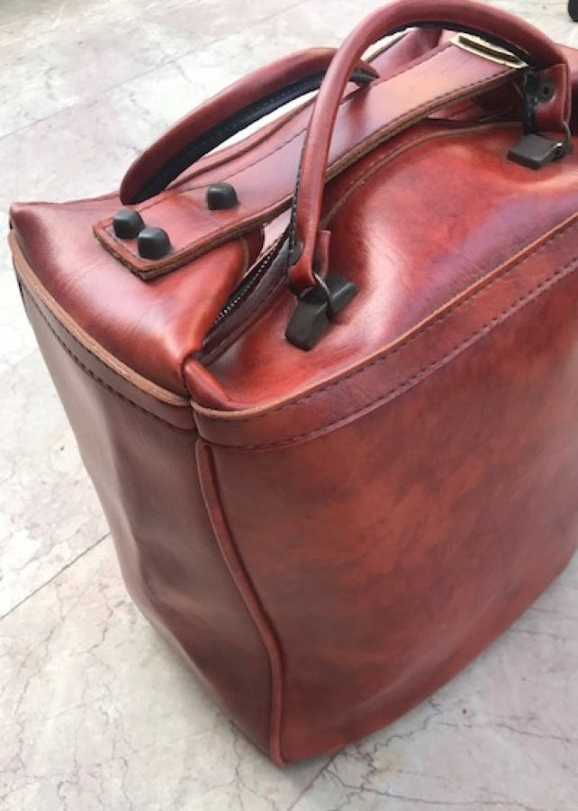 KIRMIZI DERİ FERMUARLI CİFT TAŞIMA KULPLU KİLİTLİ 60 LI YILLAR SAGLAM CANTA 