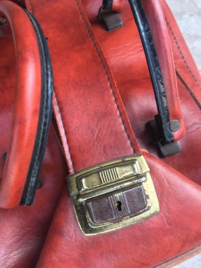 KIRMIZI DERİ FERMUARLI CİFT TAŞIMA KULPLU KİLİTLİ 60 LI YILLAR SAGLAM CANTA 