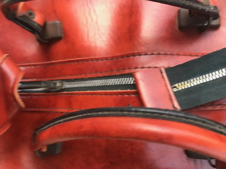 KIRMIZI DERİ FERMUARLI CİFT TAŞIMA KULPLU KİLİTLİ 60 LI YILLAR SAGLAM CANTA 