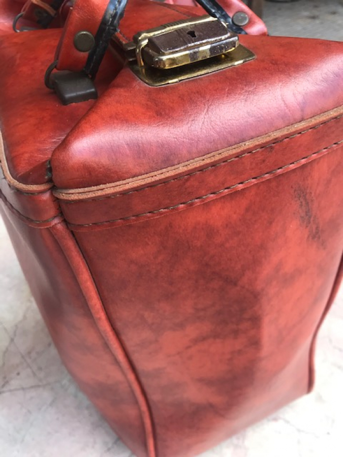 KIRMIZI DERİ FERMUARLI CİFT TAŞIMA KULPLU KİLİTLİ 60 LI YILLAR SAGLAM CANTA 