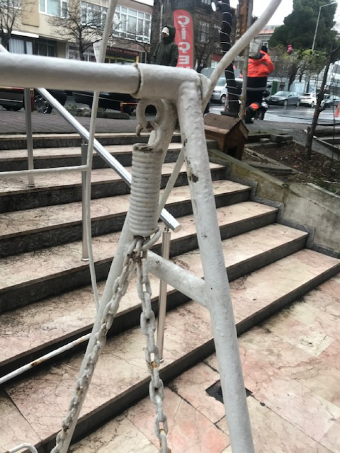 1950 BALKON BAHCE TERAS İCİN TASARLANMIŞ EL YAPIM SALLANAN SALINCAK ÜZERİ TENTE CERCEVELİ TABAN SOMYA TELLİ SORUNSUZ 