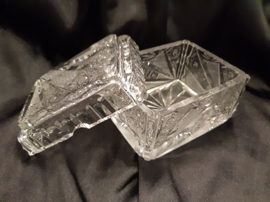 KRİSTAL KÜLLÜK VE SIGARALIK SEHBA ÜZERİ KAPAKLI