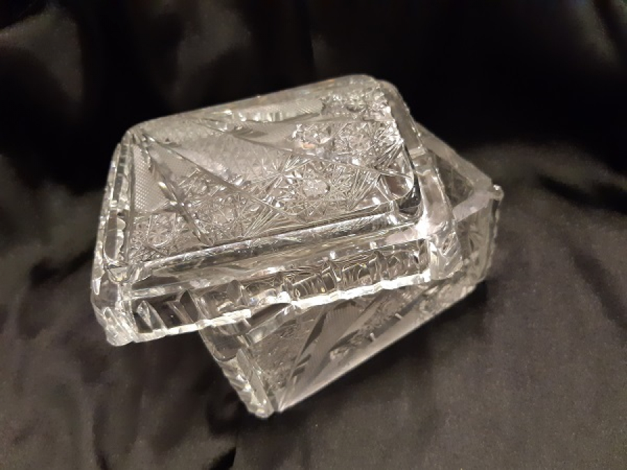 KRİSTAL KÜLLÜK VE SIGARALIK SEHBA ÜZERİ KAPAKLI