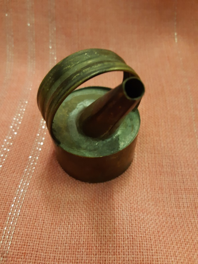 OTO TAMİRHANELERDE  YAG TENEKELERİNIN KAPAK KISMINA TAKILAN AGIZ