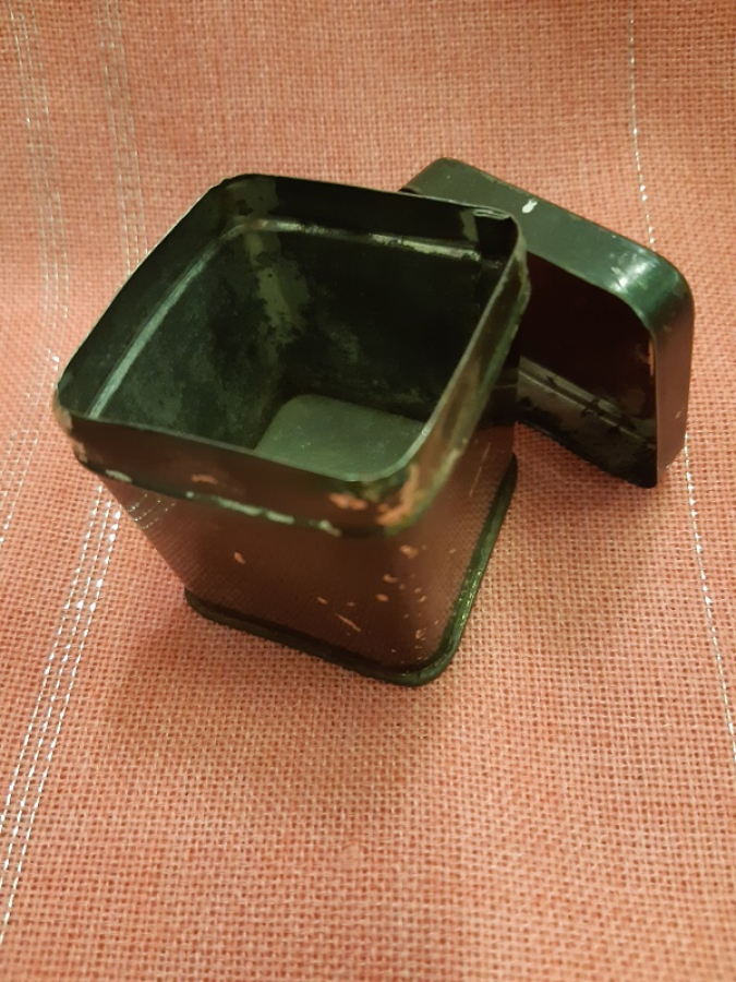 ASKERİ RENKDE TENEKE KAPAKLI UFAK  KUTU