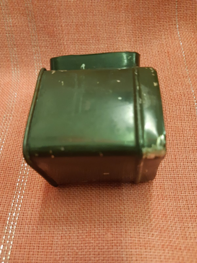 ASKERİ RENKDE TENEKE KAPAKLI UFAK  KUTU