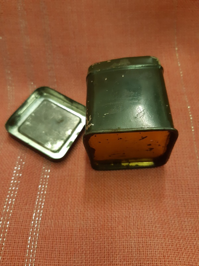 ASKERİ RENKDE TENEKE KAPAKLI UFAK  KUTU