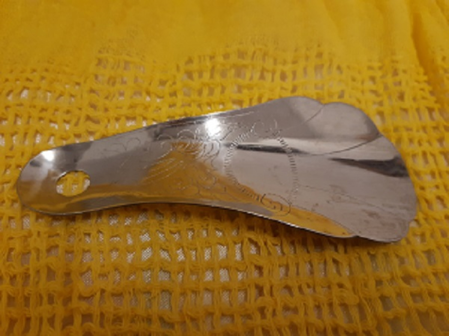 KROM CELİK PASLANMAZ UZERİ KALEM İŞLEMELİ KERATA AYAKKABI GİYMAK İÇİN ÇEKEÇEK 