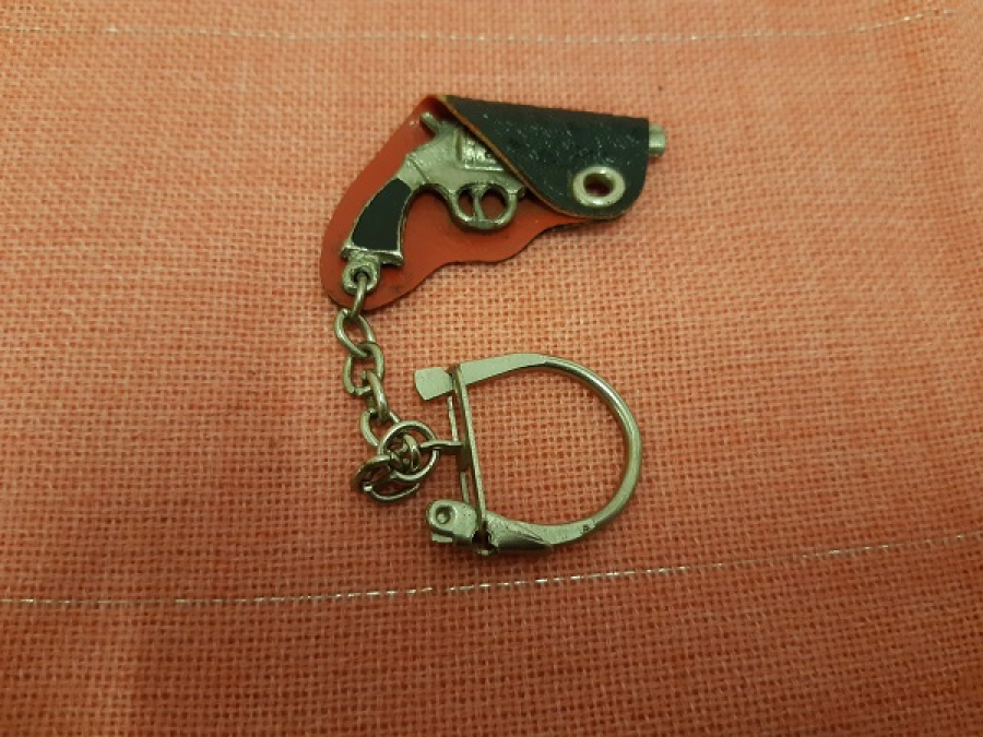 1960 SİLAH ŞEKLİNDE KILIFINDA MASKOT METAL TOPLU TABANCA ANAHTARLIK 