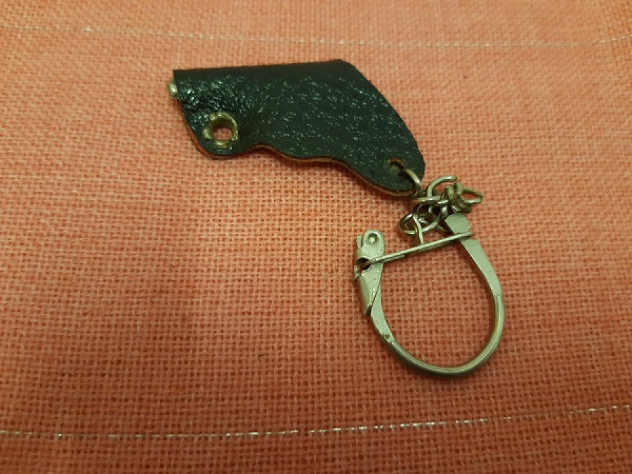 1960 SİLAH ŞEKLİNDE KILIFINDA MASKOT METAL TOPLU TABANCA ANAHTARLIK 