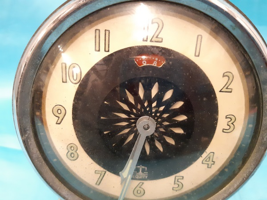 1960 KURMALI MEKANİK ÖN KADRAN İCERSİNDE  ACILAN HİPNOTİK  YIZDIZ HAREKETLİ MASA SAATİ EQUITY EMPIRE MADE SAAT