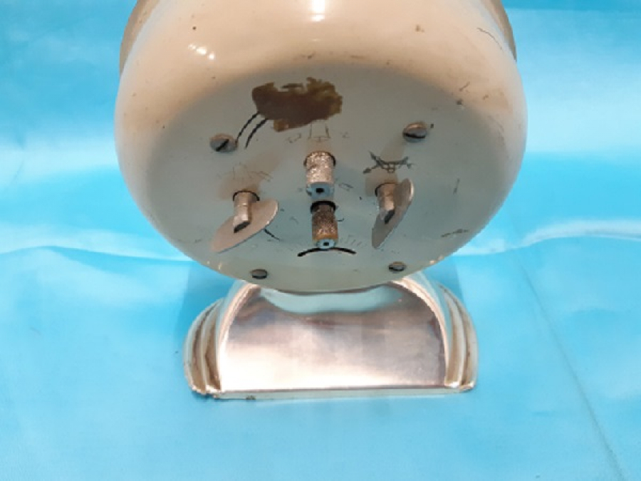 1960 KURMALI MEKANİK ÖN KADRAN İCERSİNDE  ACILAN HİPNOTİK  YIZDIZ HAREKETLİ MASA SAATİ EQUITY EMPIRE MADE SAAT