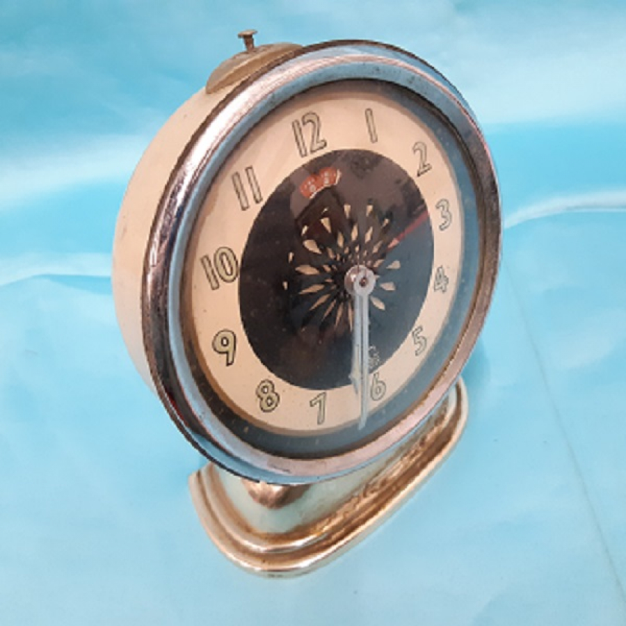 1960 KURMALI MEKANİK ÖN KADRAN İCERSİNDE  ACILAN HİPNOTİK  YIZDIZ HAREKETLİ MASA SAATİ EQUITY EMPIRE MADE SAAT