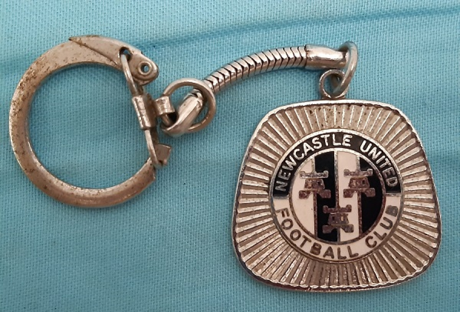 NEWCASTLE UNITED FOOTBALL CLUP METAL MİNELİ ANAHTARLIK 