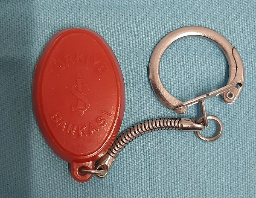 1960 TÜRKİYE İŞ BANKASI LAMBALI PİLLİ IŞKLI PLASTİK   ANAHTARLIK