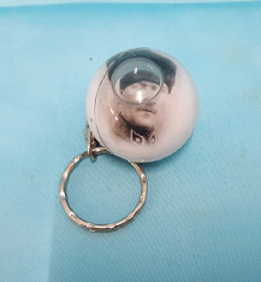 GÖZ ŞEKLİNDE TASARLANMIŞ ANAHTARLIK İÇERSİNDEKİ SUDA HAREKETLİ ATATÜRK 