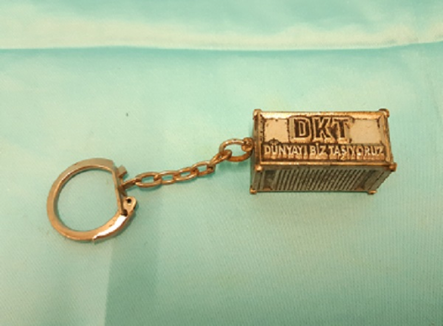 DKT DÜNYAYI BİZ TAŞIYORUZ METAL KONTEYNER ANAHTARLIK 