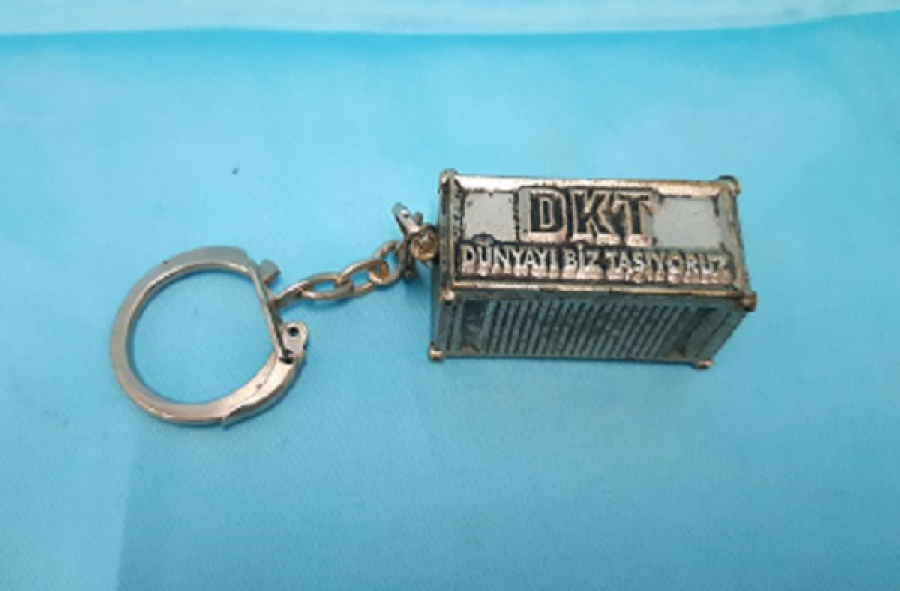 DKT DÜNYAYI BİZ TAŞIYORUZ METAL KONTEYNER ANAHTARLIK 