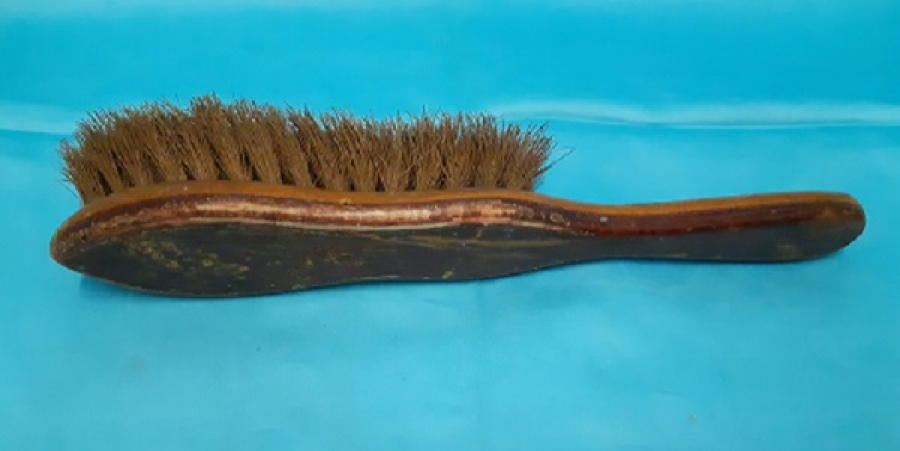 BÜYÜK BOY AHŞAP PORSUK KILINDAN YAPILMIŞ  ELBİSE ÜZERİ TEMİZLEME TOZ FIRÇASI 