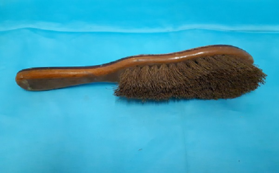 BÜYÜK BOY AHŞAP PORSUK KILINDAN YAPILMIŞ  ELBİSE ÜZERİ TEMİZLEME TOZ FIRÇASI 