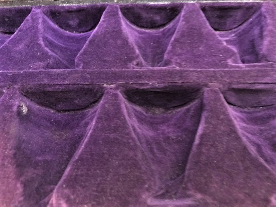 OSMANLI 12 Lİ AHŞAP KİLİTLİ DISI SİYAH DERİ İCERSİ OSMANLI MORU KADİFE KAPLAMA FİNCAN ZARFI KUTU