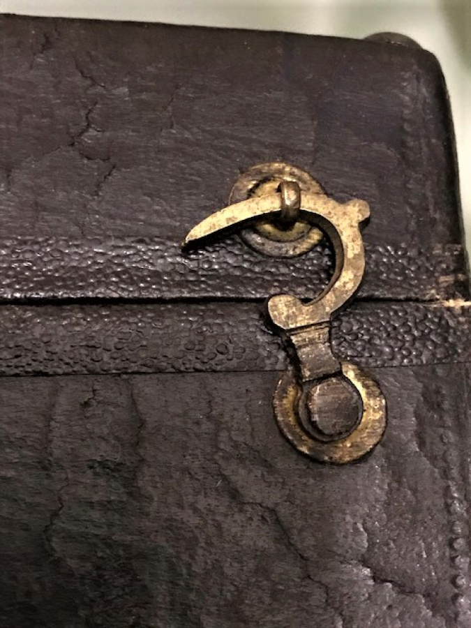 OSMANLI 12 Lİ AHŞAP KİLİTLİ DISI SİYAH DERİ İCERSİ OSMANLI MORU KADİFE KAPLAMA FİNCAN ZARFI KUTU