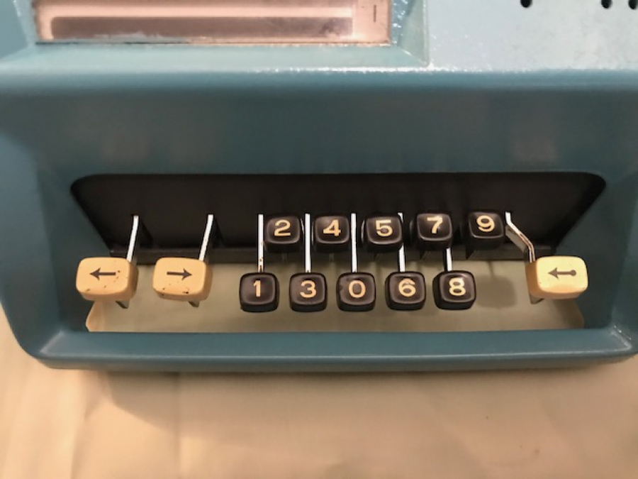 FACİT MOD C1 13  TUŞLU KOLLU CEVİRMELİ MEKANİK MAVİ TUŞLU METAL HESAP MAKİNASI SORUNSUZ