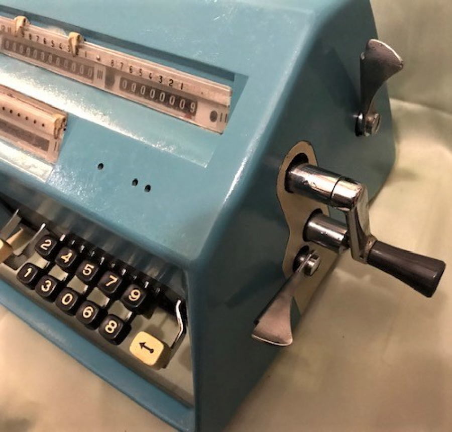 FACİT MOD C1 13  TUŞLU KOLLU CEVİRMELİ MEKANİK MAVİ TUŞLU METAL HESAP MAKİNASI SORUNSUZ