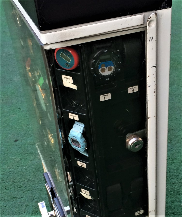 1970 İZMİR FUARINDA KULLANILAN  SAAT HEDİYE EDEN JETON İLE CALIŞAN MEKANİK ŞANS OYUN MAKİNESİ