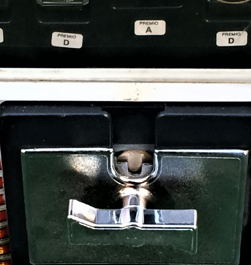 1970 İZMİR FUARINDA KULLANILAN  SAAT HEDİYE EDEN JETON İLE CALIŞAN MEKANİK ŞANS OYUN MAKİNESİ