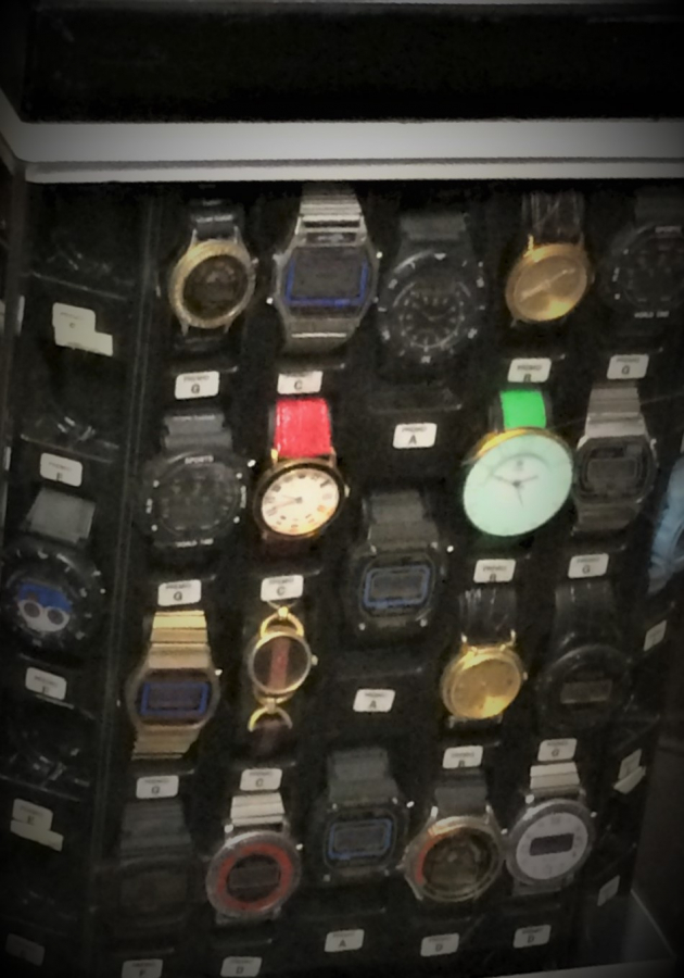 1970 İZMİR FUARINDA KULLANILAN  SAAT HEDİYE EDEN JETON İLE CALIŞAN MEKANİK ŞANS OYUN MAKİNESİ