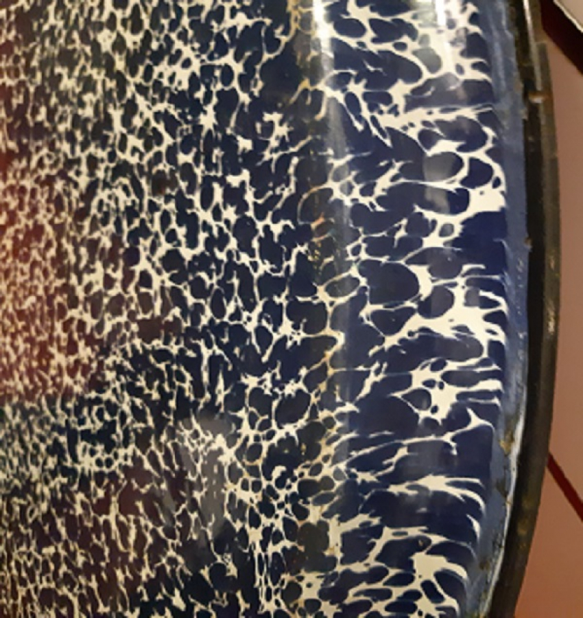 BÜYÜK BOY EMAYE TEPSİ LACİVERT BEYAZ DAMLA DESENLİ