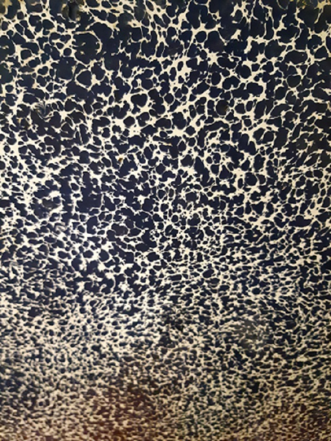 BÜYÜK BOY EMAYE TEPSİ LACİVERT BEYAZ DAMLA DESENLİ