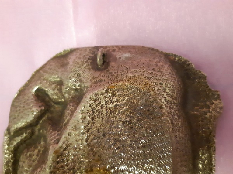 PİRİNC ÜZERİNDE ROLYEF KABARTMA  PRENSESİ KURTARAN PRENS TAVSİRLİ METAL GÜMÜŞ KAPLAMA KULLUK 