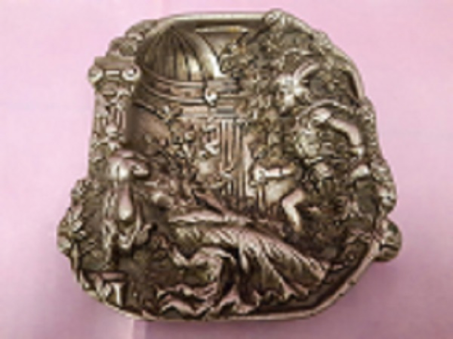 PİRİNC ÜZERİNDE ROLYEF KABARTMA  PRENSESİ KURTARAN PRENS TAVSİRLİ METAL GÜMÜŞ KAPLAMA KULLUK 