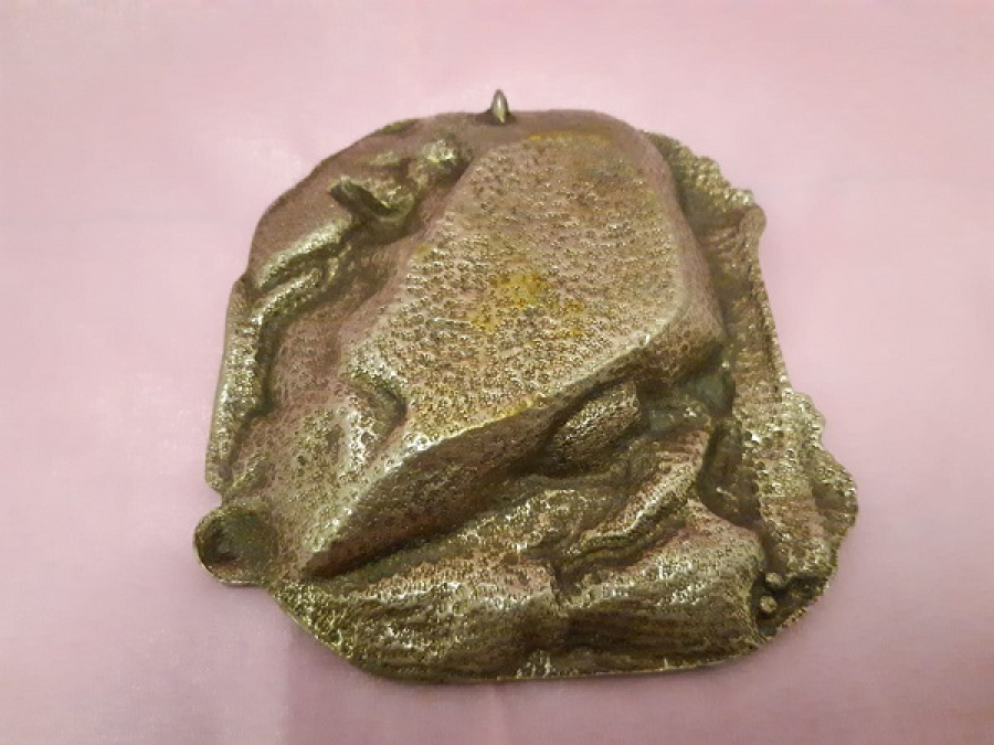 PİRİNC ÜZERİNDE ROLYEF KABARTMA  PRENSESİ KURTARAN PRENS TAVSİRLİ METAL GÜMÜŞ KAPLAMA KULLUK 