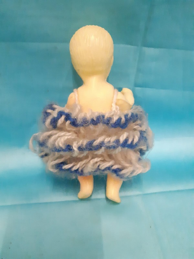 PLASTİK ELBİSESİ EL ÖRGU YERLİ OYUNCAK BEBEK