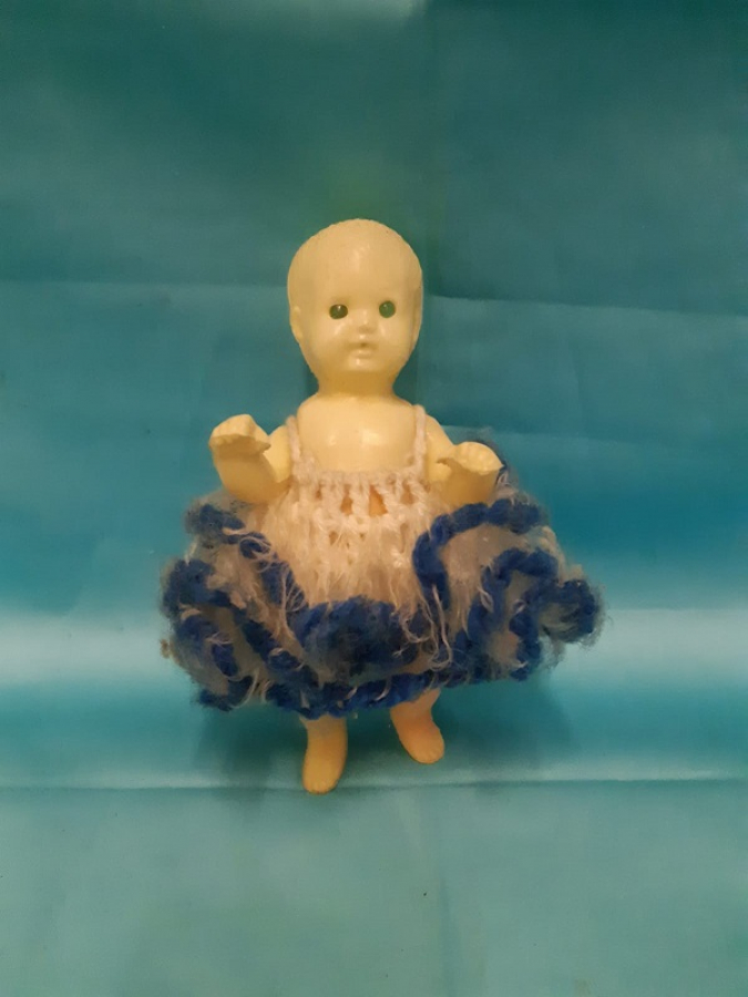 PLASTİK ELBİSESİ EL ÖRGU YERLİ OYUNCAK BEBEK