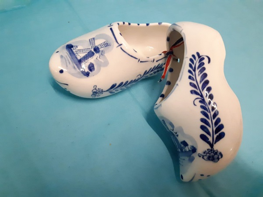 PORSELEN HOLLANDANIN SEMBOLU CİFT  SUS AYAKKABI 