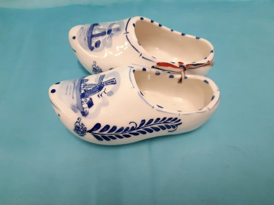 PORSELEN HOLLANDANIN SEMBOLU CİFT  SUS AYAKKABI 