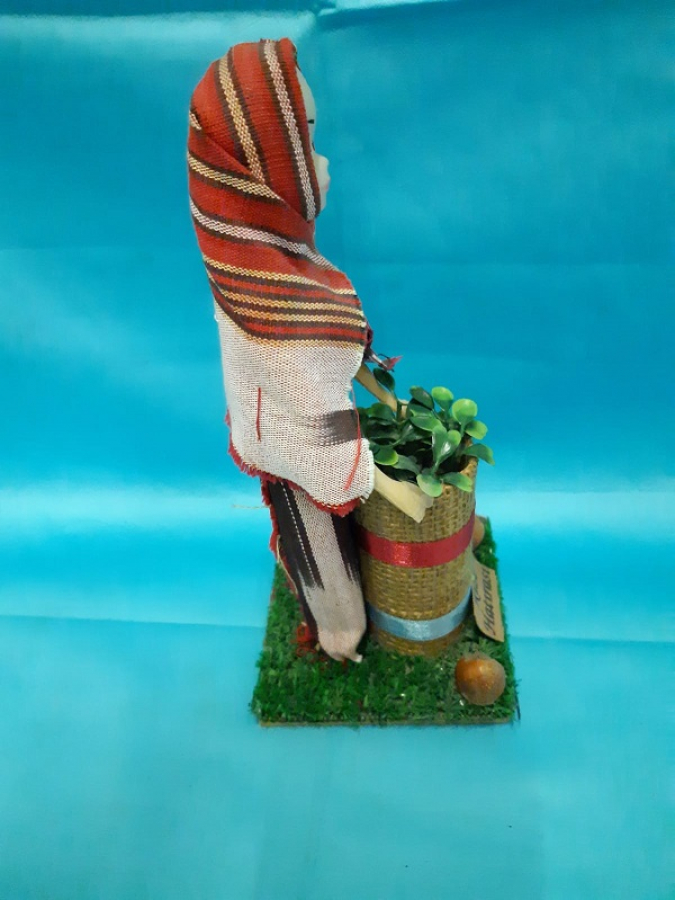 RİZE GİYİM KUŞAMLI KÖYLÜ KADINI SEPTİYLE CAY TOPLAYAN  EL YAPIM YÖRESEL OYUNCAK BEBEK 