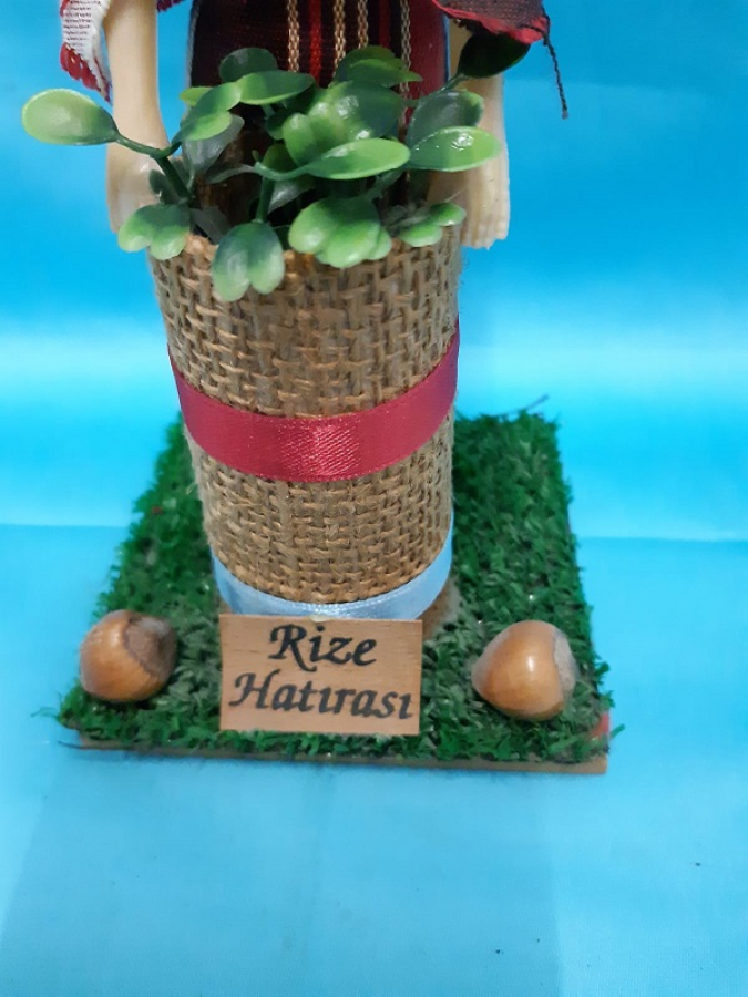 RİZE GİYİM KUŞAMLI KÖYLÜ KADINI SEPTİYLE CAY TOPLAYAN  EL YAPIM YÖRESEL OYUNCAK BEBEK 